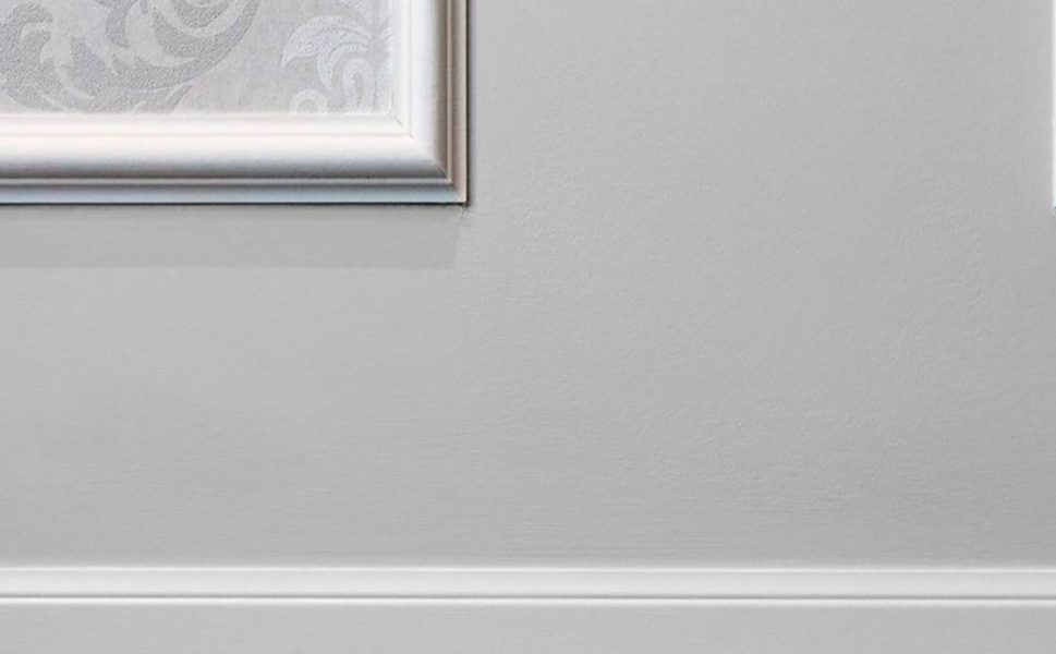 Boiseries murales décoratives blanches pour intérieur élégant