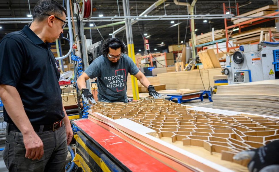Employés en atelier fabriquant le noyau d’une porte intérieure chez Portes Saint-Michel