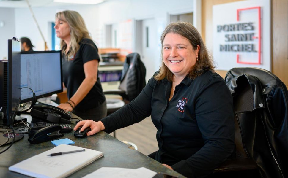 Conseillère du service client de Portes Saint-Michel souriant dans les bureaux