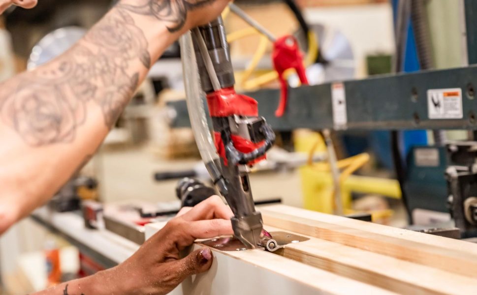 Assemblage d’une porte intérieure en bois dans l’usine Portes Saint-Michel avec outils de précision