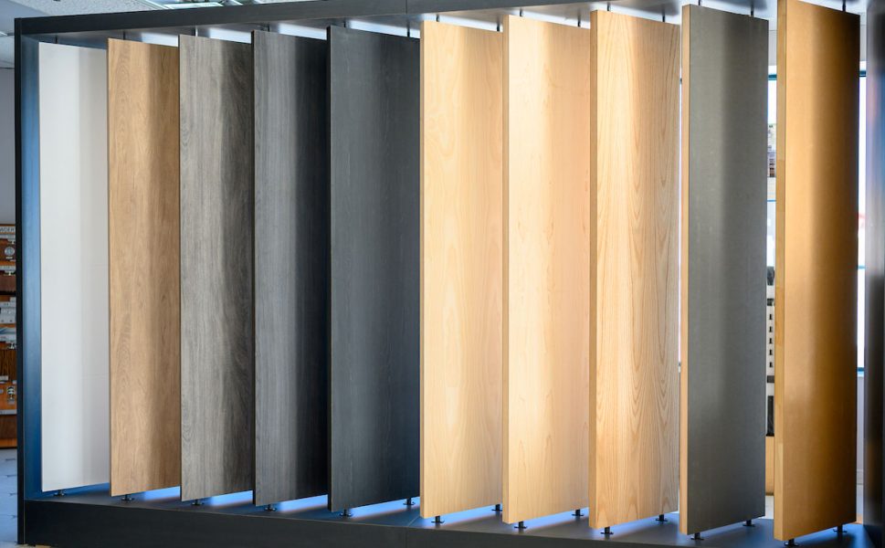 Échantillons de finis de portes intérieures en bois et couleurs variées chez Portes Saint-Michel