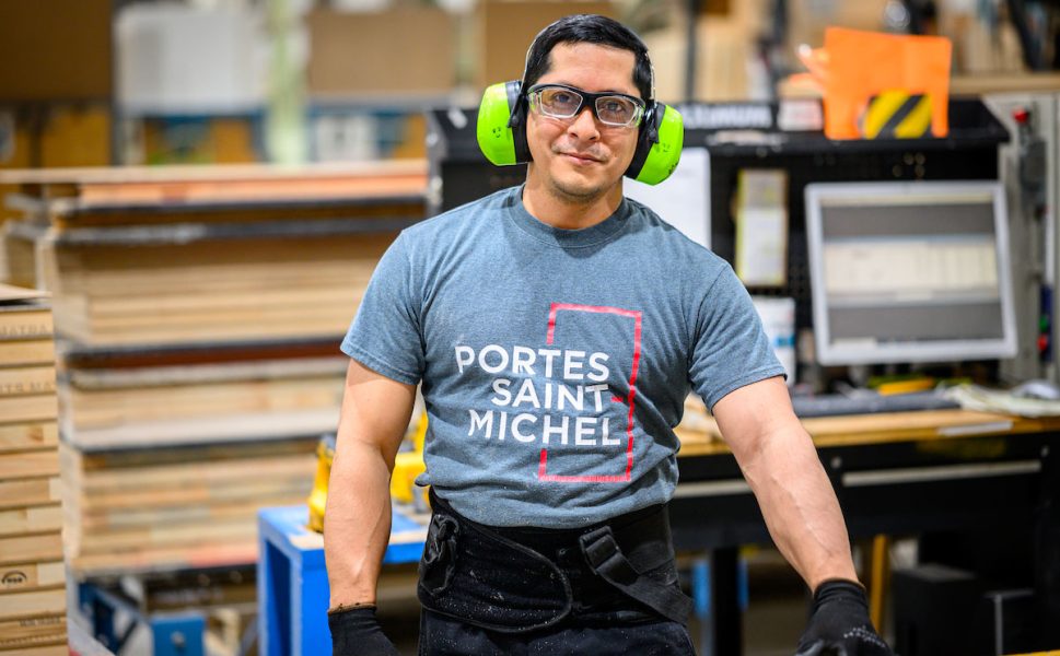 Employé en production chez Portes Saint-Michel spécialisé dans la fabrication de portes