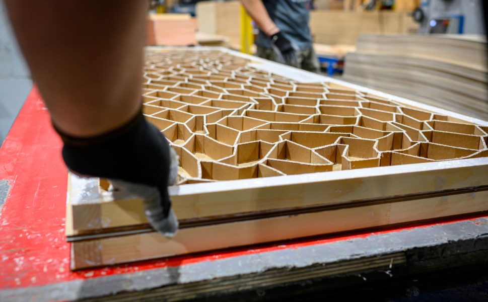 Fabrication du noyau en carton alvéolé d’une porte intérieure chez Portes Saint-Michel