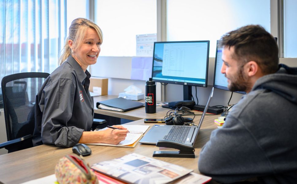 Conseillère Portes Saint-Michel en rencontre avec un client pour un projet de portes
